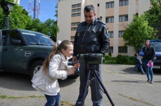 Copiii din Botoşani, Iaşi, Bivolari, Tabăra şi Huşi, în vizită la Poliţia de Frontieră - FOTO