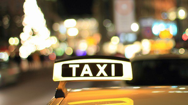 Taximetriştii au scăpat de impozitarea bacşişului: Restul serviciilor mai aşteaptă