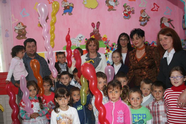 Deputatul PSD Tamara Ciofu, alături de copiii din colegiul parlamentar de 1 iunie