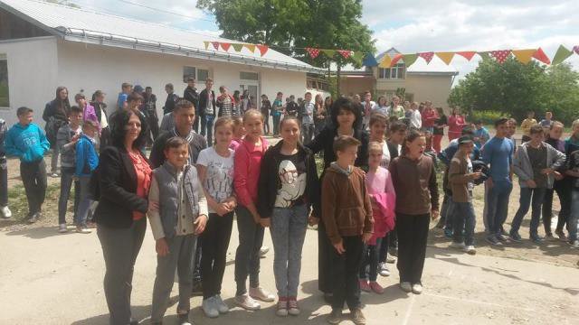 Senatorul Doina Federovici alături de copiii de la Școala Gimnazială Nr.1 Răchiți - FOTO