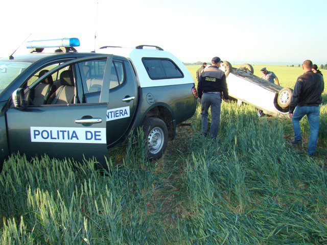Au fugit de poliţiştii de frontieră şi s-au răsturnat cu maşina plină de ţigari de contrabandă