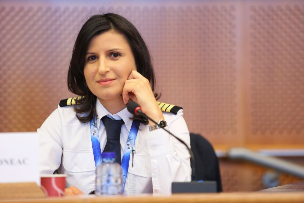 Claudia Ţapardel a promovat-o la Bruxelles pe prima femeie comandant de aeronavă ATR din România, ca exemplu de succes în sectorul transporturilor