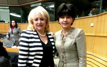 Doina Federovici îi premiază pe …