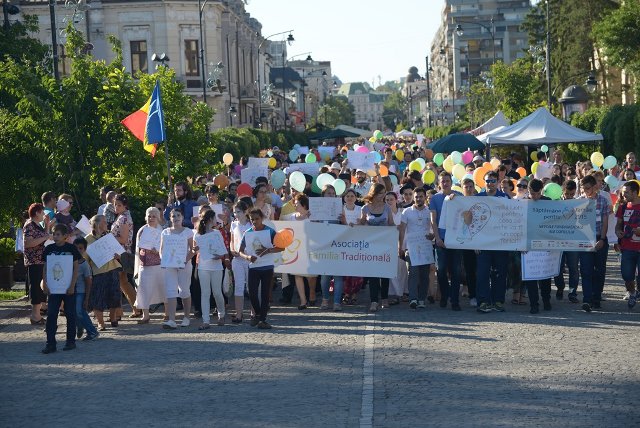Peste 3500 de persoane la Marşul pentru Familie de la Iaşi - FOTO
