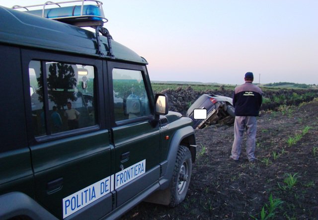 Au fugit de poliţiştii de frontieră şi s-au răsturnat  cu maşina plină de ţigari de contrabandă - FOTO