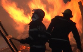 Locuinţe salvate de focul ce …