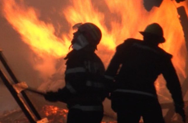 Locuinţe salvate de focul ce a distrus peste cinci tone de furaje şi două adăposturi de animale