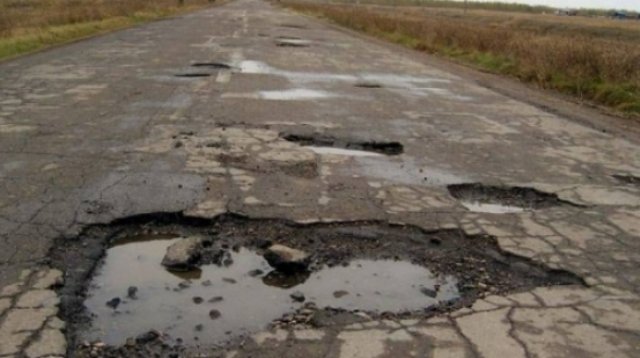 CNADNR are bani pentru a repara doar 30% din drumurile cu probleme. Lista celor 18 priorităţi critice