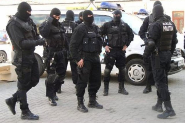 O echipă de procurori germani a făcut percheziţii în județul Suceava. Români arestaţi după ce au furat jumătate de milion de euro