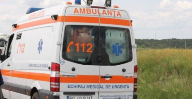 Accident GRAV! Un bărbat din Botoşani s-a răsturnat cu mașina în județul Suceava. Soția acestuia a ajuns la spital