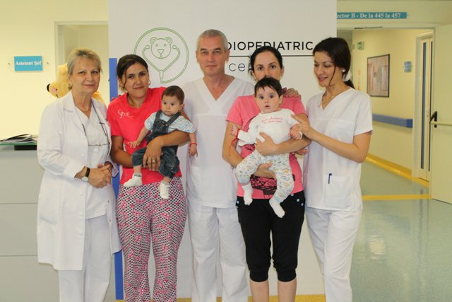 Două inimi de bebeluși salvate de români