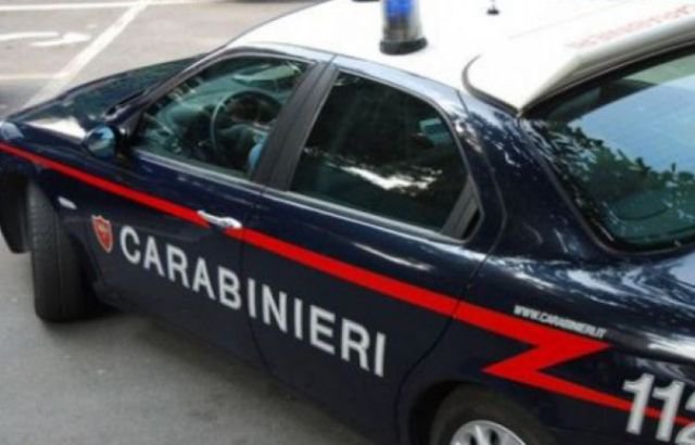 Doi români arestați după ce au plecat cu televizorul dintr-o cameră de hotel din Italia