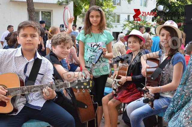 Vezi lista completă a câștigătorilor Festivalului Naţional de Muzică Folk „Seri melancolice eminesciene” - FOTO