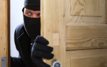 Hoț surprins în timp ce …