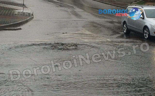După o ploaie torenţială canalizările au refulat, iar zona Spiru Haret din Dorohoi, a fost inundată