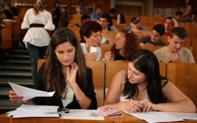 Cum alegi facultatea potrivită. Criterii în funcţie de aptitudini, pasiuni şi personalitatea ta