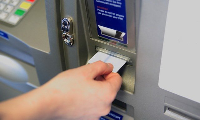 Ce comisioane mai practică băncile: afişarea soldului la ATM costă 0,5 lei, iar încasările în cont ajung chiar şi la 18 lei