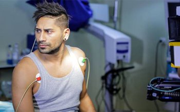 Connect-R, bolnav! Îndrăgitul cântăreț trece …