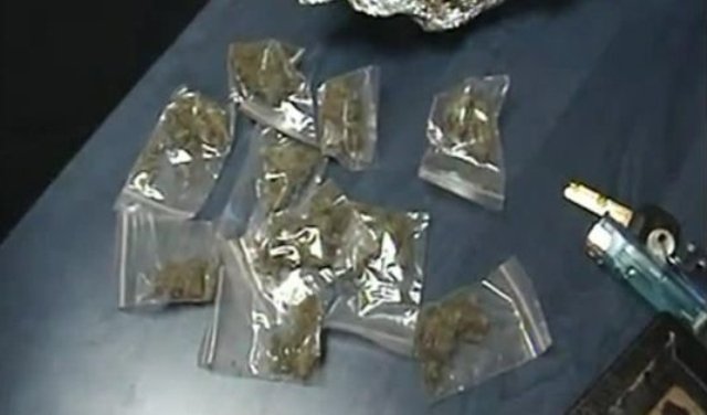 Poliţişti acuzaţi că au păstrat pentru consum drogurile găsite la o percheziţie