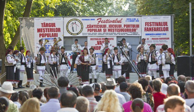 Botoșani: Festivalul cântecului, jocului, portului popular şi mesteşugurilor, la  sfârşitul lunii iulie