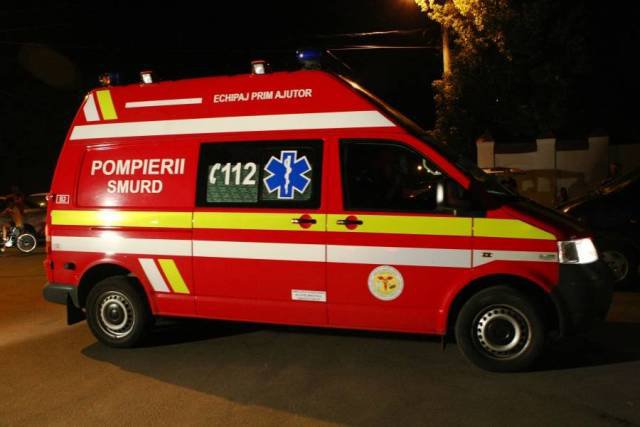 Un bărbat a căzut în gol de la etajul trei al unui bloc din Botoșani