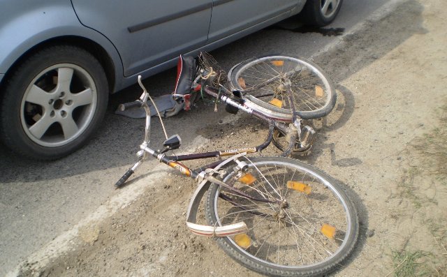 Biciclist accidentat după ce a intrat pe un drum prioritar fără să se asigure