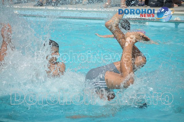 Distracție maximă la piscina semi-olimpică din Dorohoi: Spumă, muzică bună și soare puternic – VIDEO/FOTO