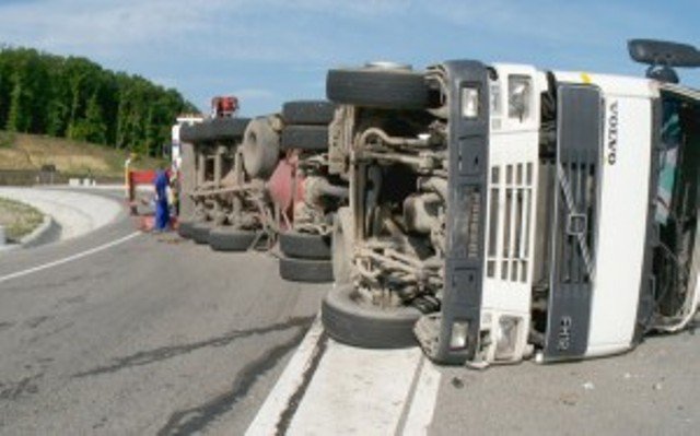 Un tânăr de 27 de ani, din județul Botoșani s-a răsturnat cu un autotren la intrarea în Siret