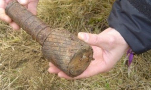Grenadă descoperită de un bărbat ce efectua lucrări de întreţinere a unui iaz din Hudești