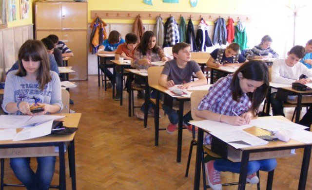 Dezbateri pe proiectul noii Legi a Educaţiei: Învăţământul obligatoriu ar putea avea 12 clase