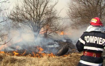 Zeci de pompieri militari și …