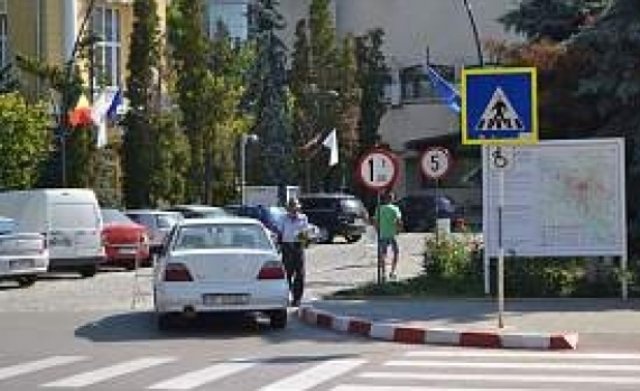 Primarul, prefectul şi consilierii din Botoşani nu mai au voie să vină cu jeep-ul la muncă. Care este motivul