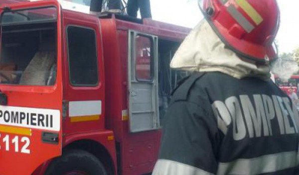 Două zile de foc pentru pompierii dorohoieni: au intervenit pentru stingerea a cinci incendii la Iezer, Văculești, Suharău și Havârna