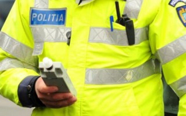 Conducători auto aflaţi sub influenţa alcoolului, depistaţi în trafic