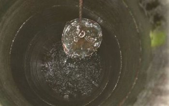 Sinucidere. S-a aruncat în fântână, …