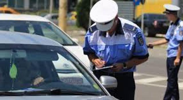 Cercetat de polițiști după ce a fost depistat conducând un autoturism neînmatriculat