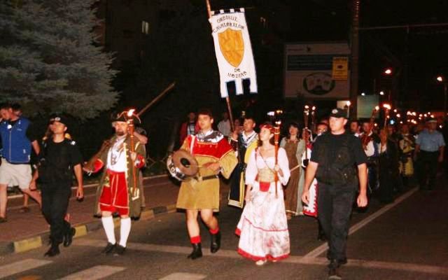Parada Festivalului de Artă Medievală „Ştefan cel Mare”, joi seară, pe străzile Sucevei