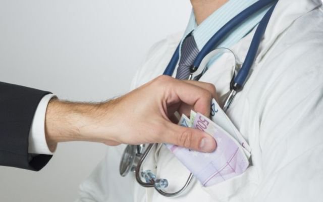Cum poţi da legal şpagă la medic: cele trei condiţii