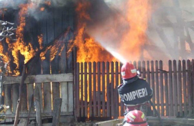 Locuinţă distrusă parţial într-un incendiu, la Roma