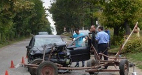 Femeie ajunsă la spital după ce o mașină a spulberat o căruță la Ungureni