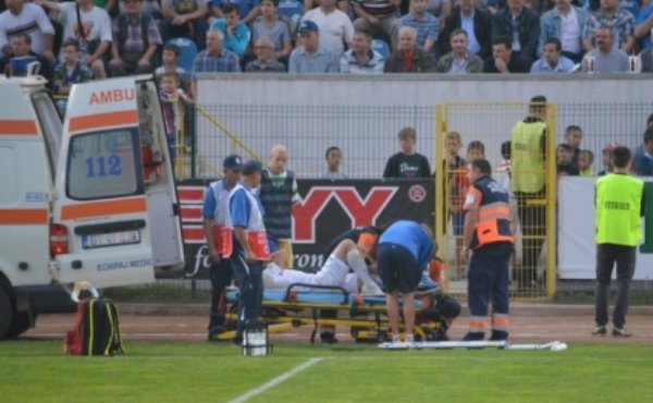 Florin Acsinte, căpitanul FC Botoșani a fost accidentat grav și transportat cu ambulanţa la spital