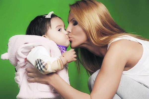 Teoria unui medic din SUA: De ce părinții nu trebuie să își sărute copiii pe gură