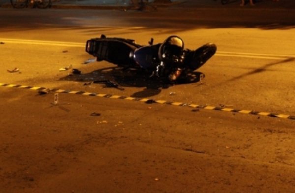 Minor de 17 ani rănit după ce s-a izbit cu motociclul într-un autoturism