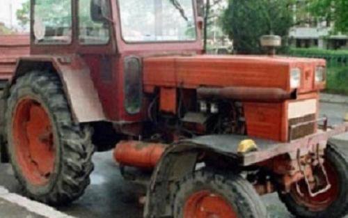 Bărbat prins băut la volanul unui tractor neînmatriculat. Șoferul avea permisul suspendat tot pentru alcool