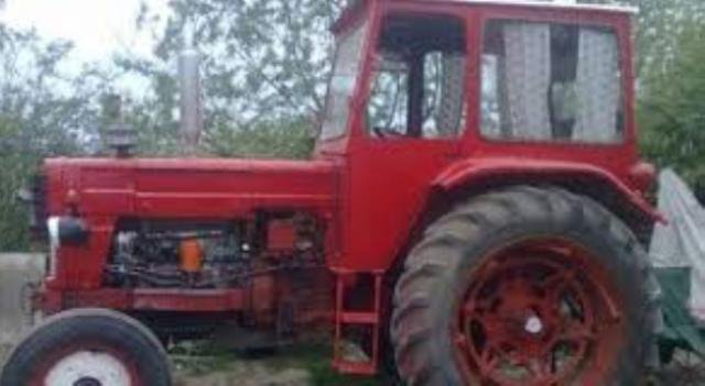 Minor aflat la volanul unui tractor oprit în trafic