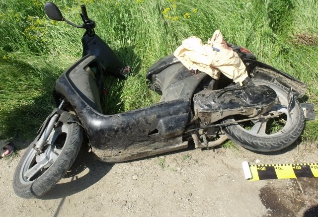 Aventura unui bărbat care se plimba băut cu un moped, s-a terminat în șanț