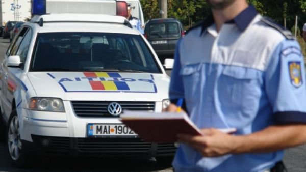 La vederea echipajului de poliție a oprit autoturismul în mijlocul străzii și a fugit