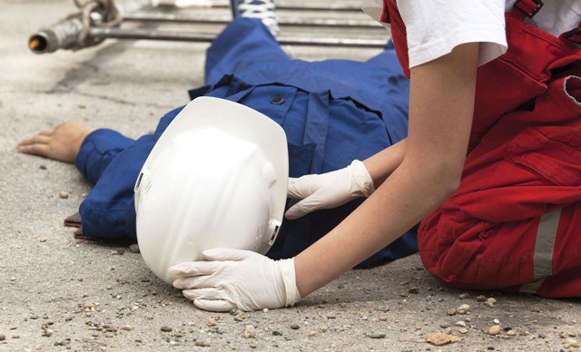 Aproape de tragedie! Angajat al unei firme de cablu a căzut de pe scară și a fost transportat de urgență la spital