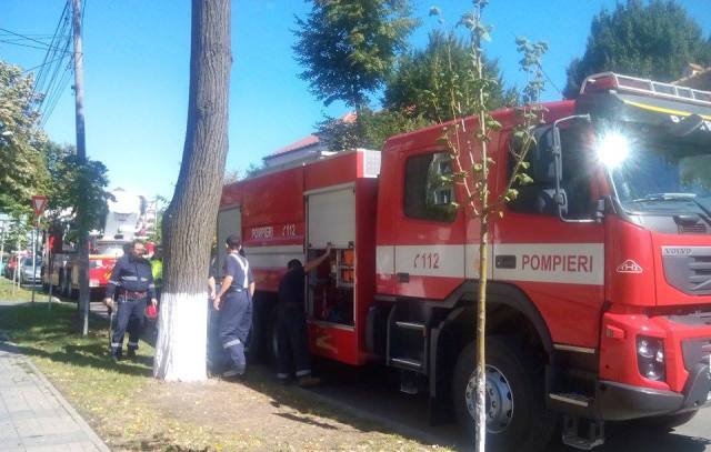 O cratiţă uitată pe foc a pus pe jar pomperii şi locatarii unui bloc aflat pe strada Bucovina