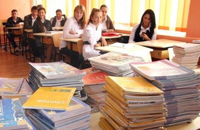 Proiect: Elevilor din anii terminali de liceu li se vor deconta manualele în limita a 55 de lei